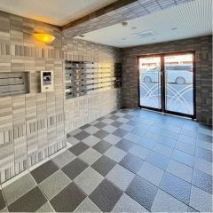 エントランスの外観はこんな感じです。