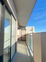 南向きで陽当たり良好なバルコニーです。