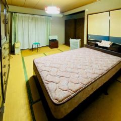 コチラは2階西側8帖の和室になります。