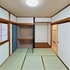 和室に広い押入れと床の間が付いています。