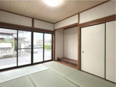 リフォーム済の1階6帖の和室です。