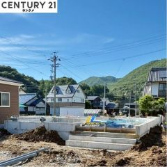 現在は基礎の状態で、8月頃完成予定です。