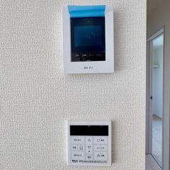 TVモニターホンとバスリモコン付です。