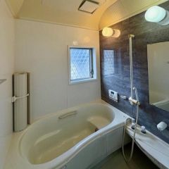 バスは1坪サイズで、室内も明るいですよ♪