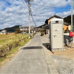 西前面道路から外観を見るとこんな感じ