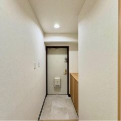 玄関周りはシンプルで明るいデザインです。