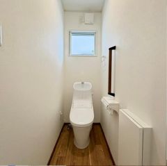 1階トイレはリモコン付なので便利ですよ♪