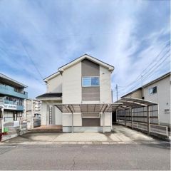 駐車場は3台分のスペースがあります。