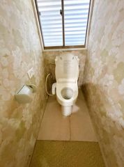 1階のトイレです。窓も大きく明るいです。