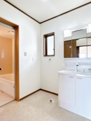 洗面台は新品交換済みです。