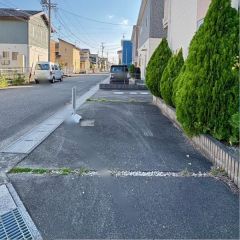 東の駐車場は1台分のスペースがあります。