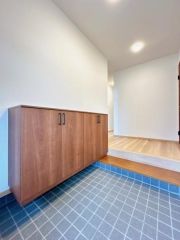 玄関周りはシンプルで暖かみがあります。