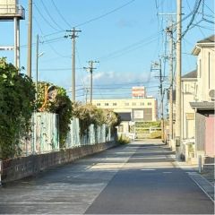 西前面道路から外観を見るとこんな感じ。