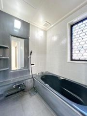 浴槽や洗い場も広く、快適に過ごせます。