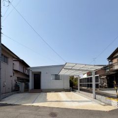 駐車スペースは3台分でカーポート付です。