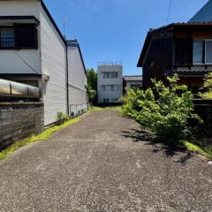 東隣に貸駐車場があるので便利ですね。