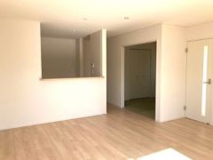 南向き開放的な18帖のリビングです。