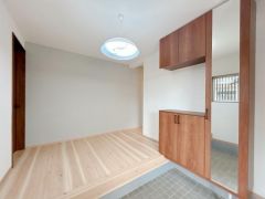 玄関周りは明るくて広く開放感があります。