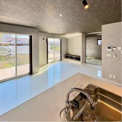 コチラはキッチン側から見たリビングです。