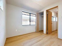 2階北側にある4.5帖の洋室になります。
