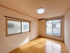 2階東側にある7.5帖の洋逸になります。