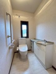 2階トイレには内水栓と収納棚付です。