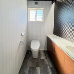 内水栓も付いたスペースが広いトイレです。