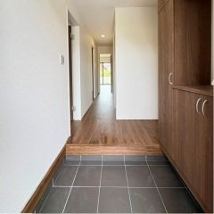 玄関周りは明るく大型シューズボックス付。