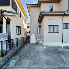 駐車場はL字型に2台駐車可能です。