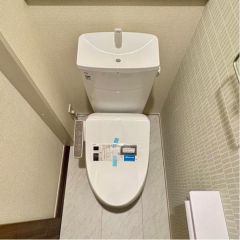 コチラは玄関側になるトイレになります。
