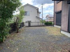 建物南側に陽当たり良好なお庭があります。