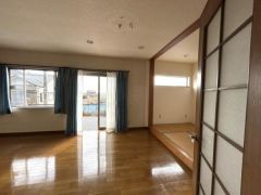 南向き陽当り良好な16.5帖のリビング。