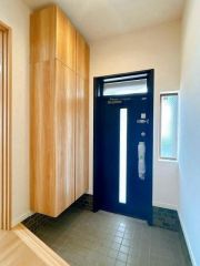 玄関周りは明るく大型シューズボックス付。