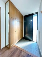 玄関周りは明るくシューズボックス付です。