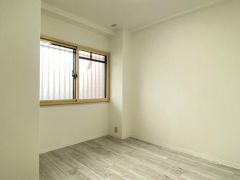 コチラは北東にある4.4帖の洋室です。