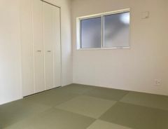 リビング横に4.5帖の和室があります。