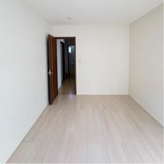 コチラは1階南側にある6帖の洋室です。