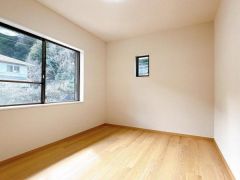 2階南西にある6帖の洋室になります。