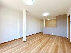 南向きで開放的な16帖あるリビングです。