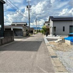 西前面道路から外観を見るとこんな感じ。