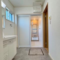 洗面所は白基調で清潔感がありますよ♪