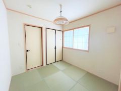 リビング横に4.5帖の和室があります。