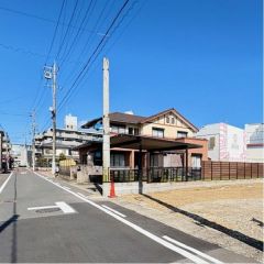 西前面道路から外観を見るとこんな感じ