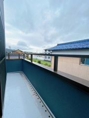 南向きで陽当たり良好なバルコニーです。