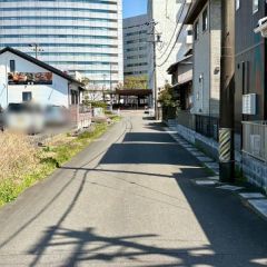 南前面道路から外観を見るとこんな感じ