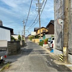 前面道路から外観を見るとこんな感じです。