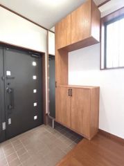 玄関周りはシンプルで明るいデザインです。