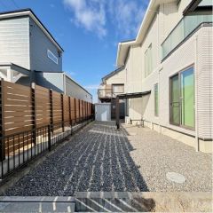 建物南側に陽当たり良好なお庭があります。