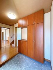 玄関周りはシンプルで暖かみがあります。