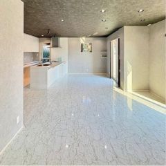 南向き陽当り良好な18.25帖リビング。